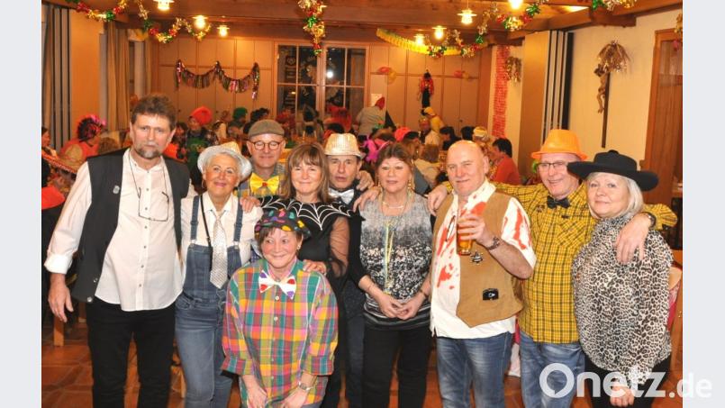 Micha Hölig (Dritter von rechts) organisiert seit 25 Jahren mit Freunden immer am letzten Januarwochenende eine Drei-Tagesfahrt nach Tännesberg. Bild: es