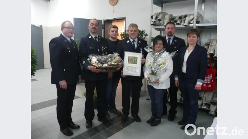 Michael Wellnhofer-Elsner (Mitte) wurde zum Ehrenvorsitzenden der Feuerwehr Winklarn ernannt. Dazu gratulierten auch Vorsitzender Stefan Pregler (links) und Bürgermeisterin Sonja Meier (rechts). Bild: amö