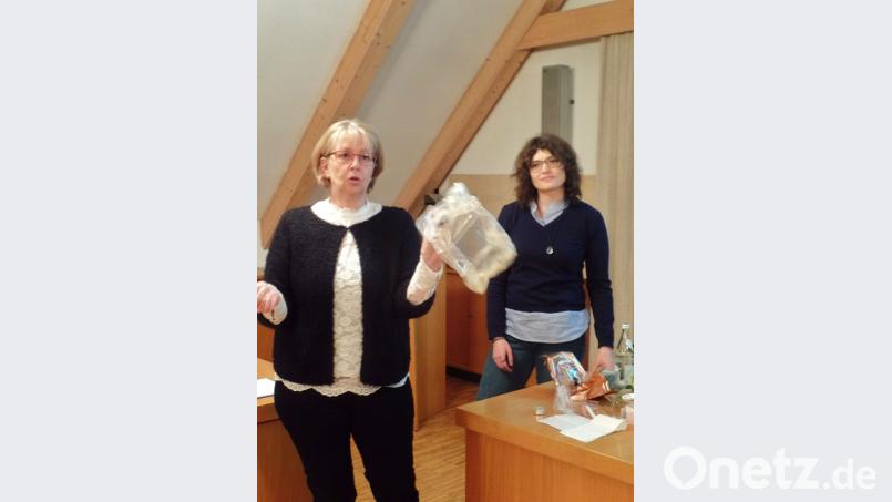 Die Bürger zum Thema Müll zu sensibilisieren stand im Vordergrund bei einem Informationsabend im Rathaus, mit der stellvertretenden Sachgebietsleiterin der Abfallberatung, Stefanie Bräunlein (rechts) und der Prokuristin Brigitte Magnitz vom gleichnamigen Entsorgungsfachbetrieb in Tirschenreuth. Bild: br Bild: br
