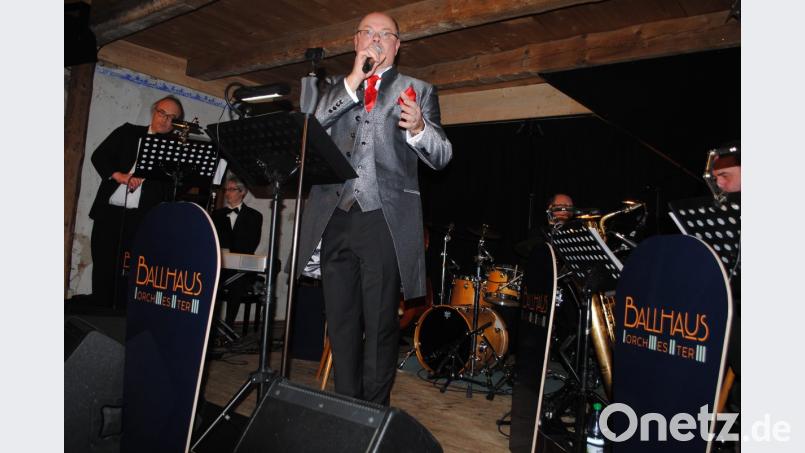 &quot;Ich bin das Nachtgespenst, ich weck&#039; Dich wenn Du pennst&quot; - eine charmante Drohung des charmanten Frontmanns des Ballhausorchesters Bild: gge