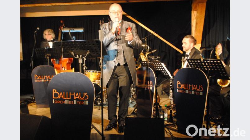 &quot;Die Männer sind schon die Liebe wert&quot;, sagt Ballhausorchester-Sänger Peter Wittmann und droht charmant, &quot;ich bin das Nachtgespenst, ich weck&#039; Dich, wenn Du pennst&quot;. Der Auftritt der glamourösen Truppe im Schafferhof war ein Höhepunkt im Programm. Bild: gge