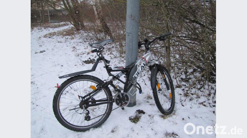 Wie kommt das gestohlene Mountainbike in die Fürstenmühlstraße? Und vor allem, wer kettete es dort an einen Lichtmasten? Bild: Polizei