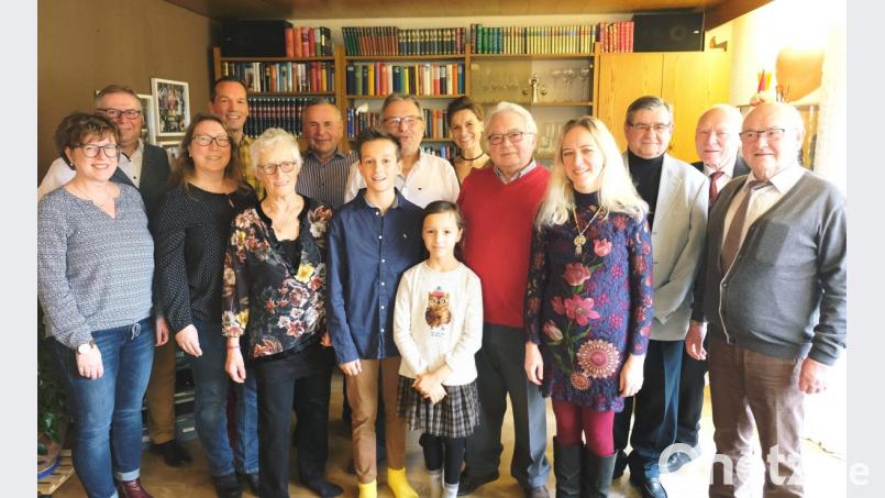 Beruf, Familie, Gesang und Sport: Das waren und sind die Gesundbrunnen für Karl Ott (Achter von links). Im Kreis seiner Familie, der Liedertafel und zahlreicher Vereinsvertreter feiert er seinen 70. Geburtstag. Bild: do