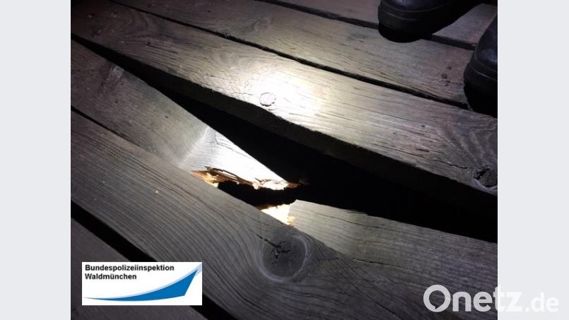 Auch für diese beschädigten Holzbohlen soll der Jugendliche verantwortlich sein. Bild: Bundespolizeiinspektion Waldmünchen