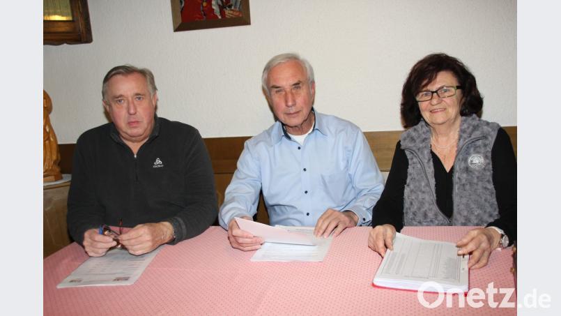 Die ehemaligen Kontakt-Vorstandsmitglieder Hilde (rechts) und Hans Moser (Mitte) sowie Gerhard Schlosser (links) sind zufrieden. Mit dem deutsch-amerikanischen Freundschaftsclub geht es weiter. Allerdings nicht als Verein, sondern als Stammtisch, der sich Kontakt Outreach Amberg nennt. Bild: ads