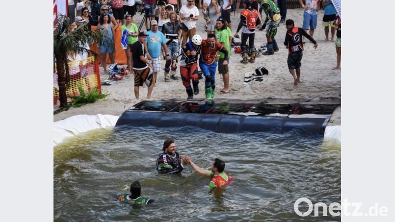 Manuel Ries (Mitte) freut sich : Gratulation im Wasserbecken nach dem Sieg in der Disziplin Boardercross im Juli 2018 am Monte. Archivbild: aha