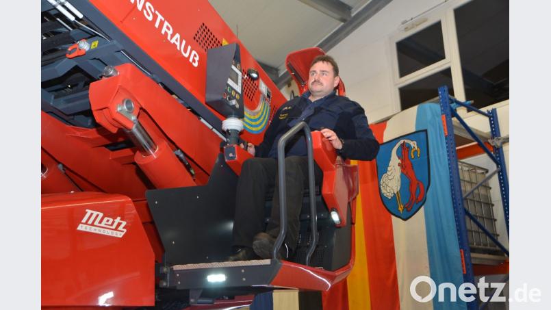 Thomas Baierl ist einer der Spezialisten, die das neue Hightech-Gerät der Stützpunktwehr bedienen können. Bild: dob