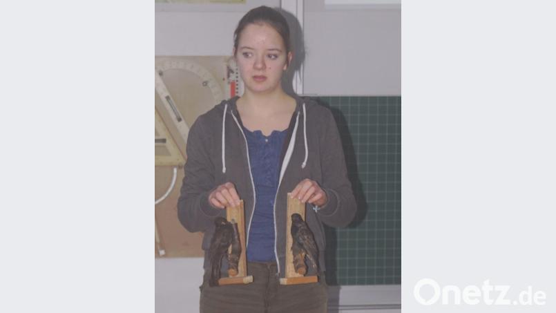 Corinna Poss vom Landesbund für Vogelschutz gab den Grundschülern zum Vogel des Jahres, den Star, wertvolle Informationen und Hintergrundwissen. Bild: weu