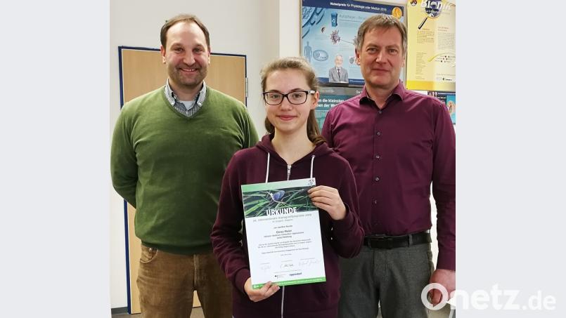 Schulleiter Christian Schwab überreichte der Zehntklässlerin Elena Meier zusammen mit Betreuungslehrer Michael Sontheim die Urkunde für die Teilnahme an der zweiten Runde der „Internationalen Biologie-Olympiade“. Bild: exb