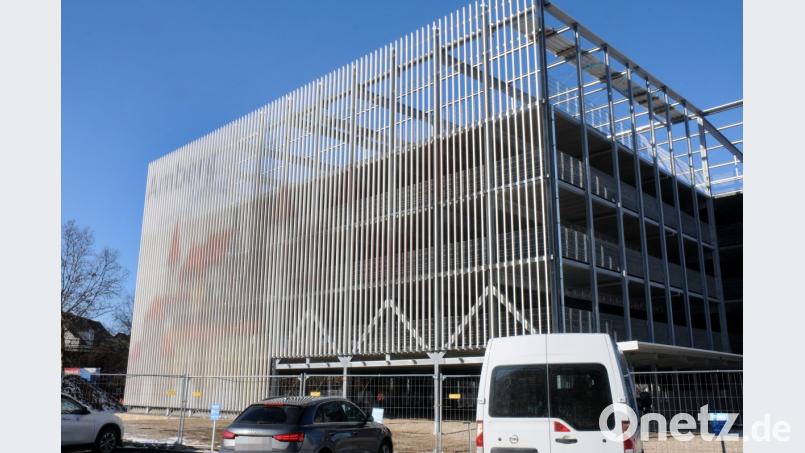 Einfach nur grau. Wer stadteinwärts fährt, kann vom tollen Gemälde auf dem neuen Parkhaus überhaupt nichts erkennen. Bild: Stephan Huber