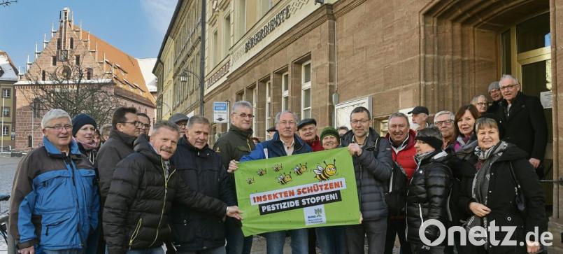 Dicht drängten sich die Unterstützer des Volksbegehrens &quot;Rettet die Bienen&quot; am ersten Eintragungstag vor dem Wahllokal im Haus für Bürgerdienste. Bild: Petra Hartl