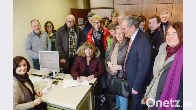Mit großem Aufgebot startet das Artenschutz-Aktionsbündnis um 8 Uhr zur Unterschriftenaktion am ersten Tag der Eintragungsfrist seines Volksbegehrens. Einer der ersten, der sich nach Nicole Merbald (sitzend) vom Landesbund für Vogelschutz einträgt, ist OB Seggewiß (stehend, Dritter von rechts). Bild: Gabi Schönberger
