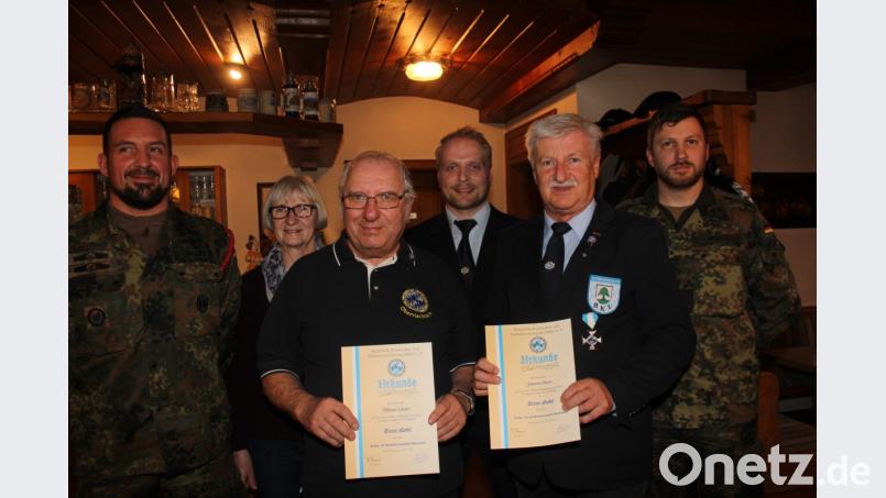 Für ihre langjährige Mitgliedschaft wurden (mit Urkunden von links) Viktor Gitter und Hans Most geehrt.Oberstabsfeldwebel Lars Pillar, Bürgermeisterin Christa Zapf, Vorsitzender Christian Schießl und Major Andreas Möckel (von links) gratulierten. Bild: frd