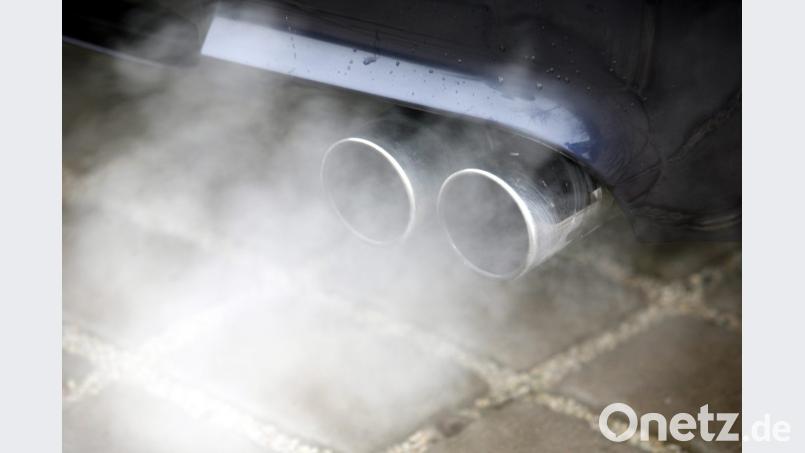 Ein qualmender Auspuff : In der Oberpfalz ging die Belastung durch Stickstoffdioxid auch 2018 zurück Bild: agentur_dpa