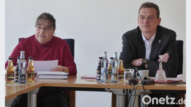 Verwaltungsangestellte Gisela Zetzlmann und Bürgermeister Ernst Schicketanz bei der 26. Sitzung des Haupt- und Finanzausschusses. Bild: fsb