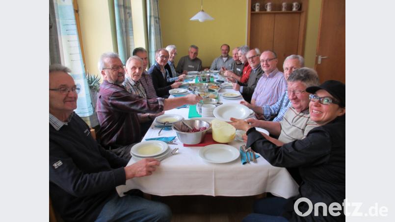 Was sie gekocht haben, schmeckt: Der Kochkurs für Männer stieß auf große Resonanz. Bild: Johanna Baumann/exb