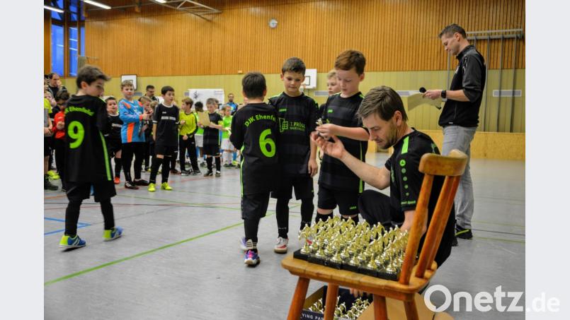 Von den E- einschl. G-Spielern durfte jeder einen kleinen Pokal als Preis mit nach Hause nehmen. Bild: fdl