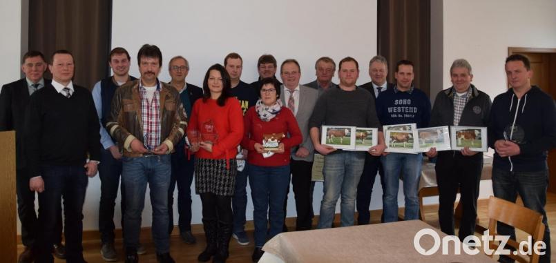 Die geehrten Züchter mit den Ehrengästen (von links): Zuchtleiter Thomas Nibler, Vorsitzender Uwe Hermann, Fachberater Maximilian Kurzendorfer, Hans Böhm, Ursensollens Bürgermeister Franz Mädler, Ulrike Höllriegl, Florian Kuhn, BBV-Kreisobmann Peter Beer, Helga Roth, Anton Hofmann, Erich Pilhofer, Michael Neidl, Landrat Richard Reisinger, Robert Graf, Hans Pirner und Hubert Edenhardter. Bild: Plank Martina