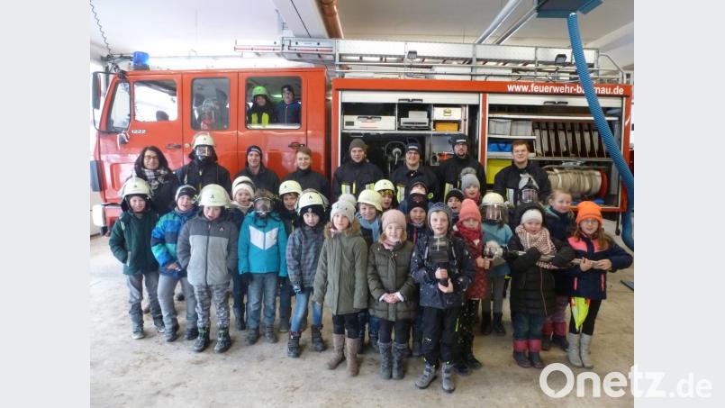 Die dritte Klasse der Grundschule Bärnau bei ihrem Besuch bei der Feuerwehr. Bild: exb