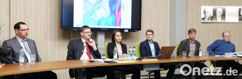 Standen sachorientiert Rede und Antwort: (von links) Matthias Rosenmüller (Leiter Wasserwirtschaftsamt Weiden), Bürgermeister Hans Prechtl (Stulln), VG-Geschäftsstellenleiterin Katrin Schwarz sowie Christoph Hartinger (Projektleiter), Andreas Ettl (Fachbereichsleiter Wasserbau) und Gerhard Brunner (Leiter der Bauverwaltung in der VG).

Bild 2 Bild: ohr