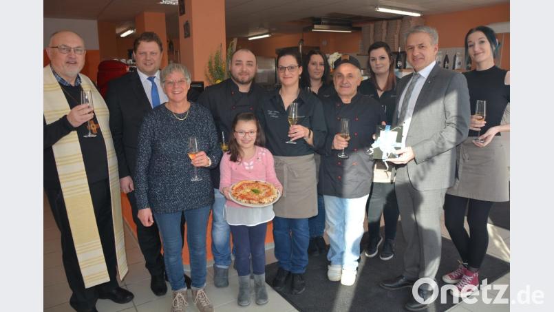 Das „Piccolo Mondo“ ist in die Vorstadt umgezogen. Im Bild (von links) Stadtpfarrer Anton Witt, Gewerbefördervereins-Vorsitzender Stefan Grillmeier, Vermieterin Helga Hecht, die Betreiber Biagio Bifano und Pamela Doro mit ihrer Tochter Angelica, Stefanie Bartos, Franco Bifano, Yvonne Ritter, Bürgermeister Roland Grillmeier und Saskia Bartos bei der Eröffnungsfeier. Bild: jr
