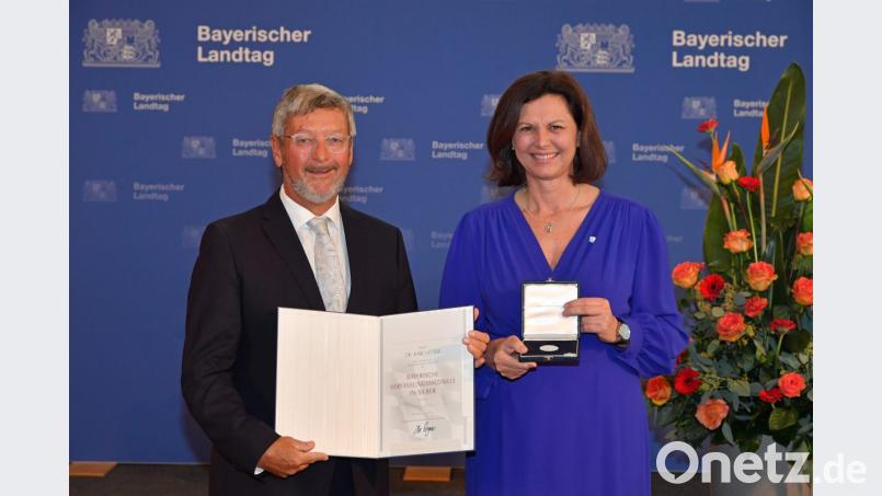 Landtagspräsidentin Ilse Aigner überreicht dem ehemaligen Chamer Abgeordneten Karl Vetter (Freie Wähler) seine Medaille Bild: Bayerischer Landtag/Rolf Poss