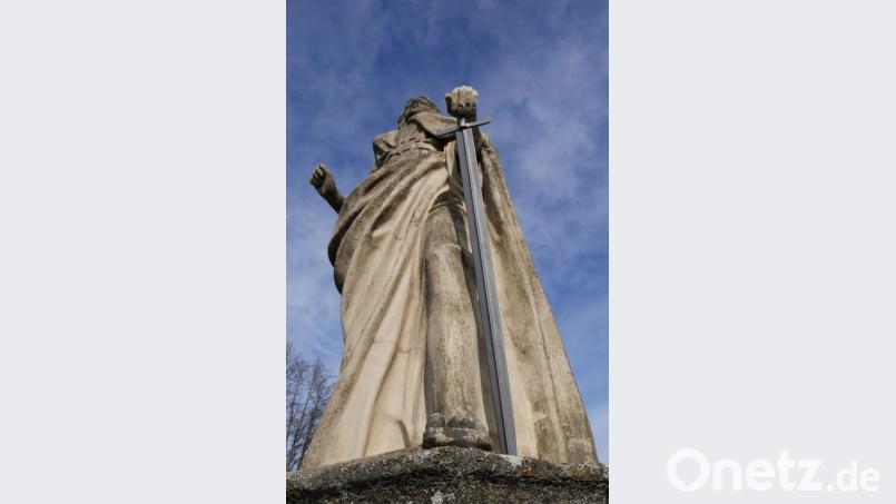 Die Göttin Justitia trohnt neben Ceres über der Fischhofbrücke in Tirschenreuth. Sie trägt keine Waage und keine Augenbinde. Bild: tr