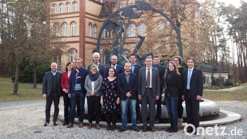 Der stellvertretende HWK-Hauptgeschäftsführer Hans Schmidt (rechts) und der TRIO-Projektverantwortliche Boris Goldberg (links) ermittelten zusammen mit Vertretern der ostbayerischen Hochschulen und Mitarbeitern des Digitalisierungszentrums der Handwerkskammer in Schwandorf, wie die Zusammenarbeit zwischen Handwerk und Wissenschaft intensiviert werden kann. Bild: exb/Handwerkskammer