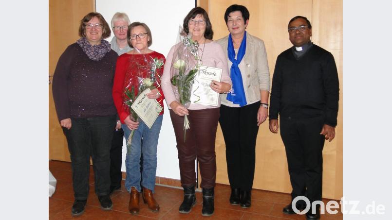 Ehrung für 40-jährige Mitgliedschaft beim Frauenbund Schlicht (von links): Bezirksvorsitzende Margarete Hirsch, Sprecherin Gabi Leißl, Angela Härtl, Margarete Schecklmann, Sprecherin Maria Hefner und Präses Hruday Madanu. Bild: ct