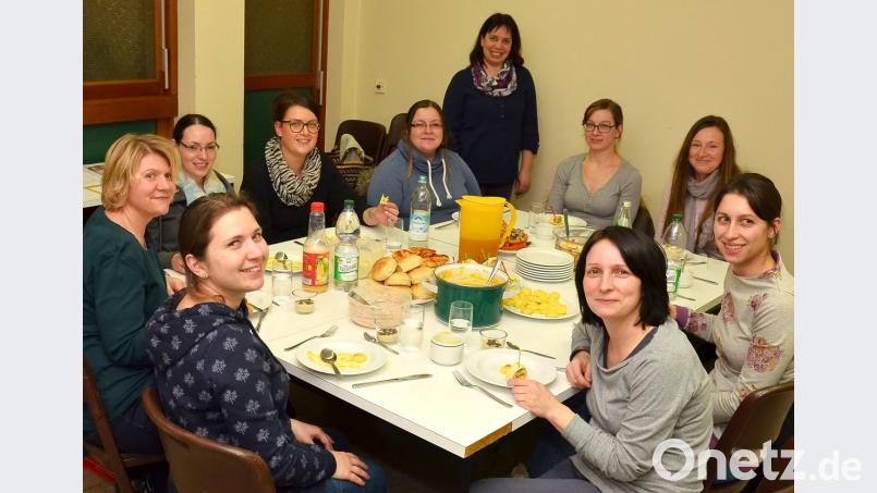 Tipps für eine ausgewogene Ernährung des Nachwuchses erhielten junge Mütter durch Fachfrau Anke Kretschmer (stehend) bei einem Abend des AELF. Bild: fjo