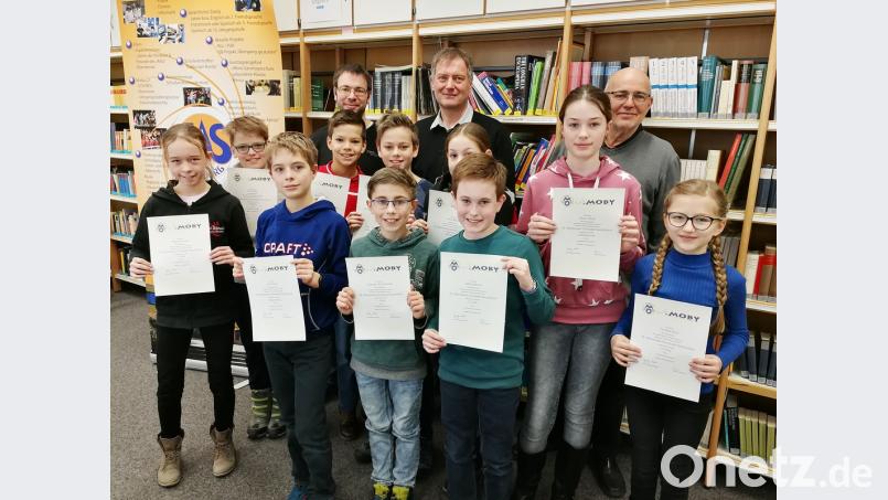 Schulleiter Christian Schwab (hinten Mitte) gratulierte und überreichte jeweils eine Teilnahme-Urkunde. Bild: exb