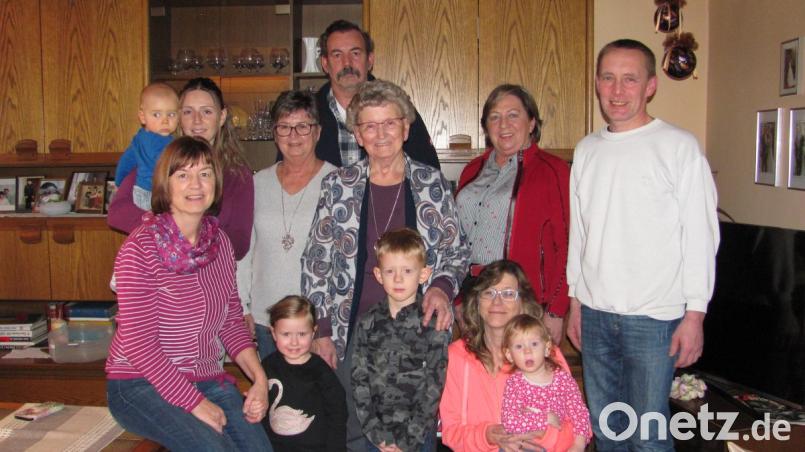 Hilde Schätzler (stehend, Dritte von rechts) feierte fit und rüstig den 85. Geburtstag. Für die Marktgemeinde gratuliert Bürgermeisterin Rita Steiner (hinten , Zweite von rechts) und für die Freien Wähler Vorsitzender Friedrich Janner (hinten, rechts). Bild: sei