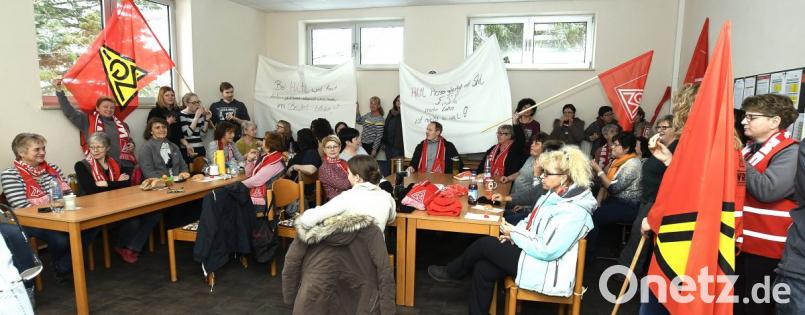 Etwa 50 Beschäftigte beteiligten sich am Warnstreik. Bild: Petra Hartl