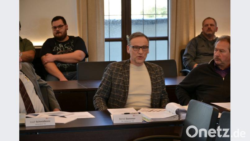 Bernd Sommer (Mitte) legte am Donnerstag noch einmal die Argumente für einen Rettungswagen-Standort in Waldsassen dar. Bild: rti