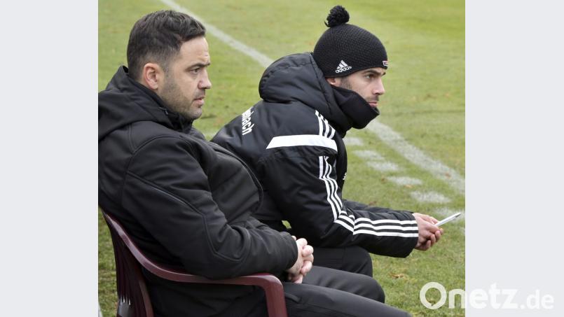 Gebenbachs Cheftrainer Faruk Maloku (links) und Co-Trainer Johannes Hager können sich am Samstag einen Eindruck von der Form ihrer Spieler machen.



Bild: Ziegler Bild: Hubert Ziegler