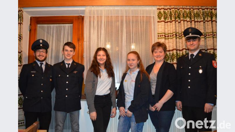 Jugendwart Michael Simbeck (links), Kommandant Josef Wutz und Bürgermeisterin Sonja Meier (von rechts) gratulierte Marcel Leopold, Karina Höcherl und Katharina Pößl (von links) zu ihren Erfolgen bei der Deutschen Jugendleistungsspange und beim Wissenstest. Bild: bej