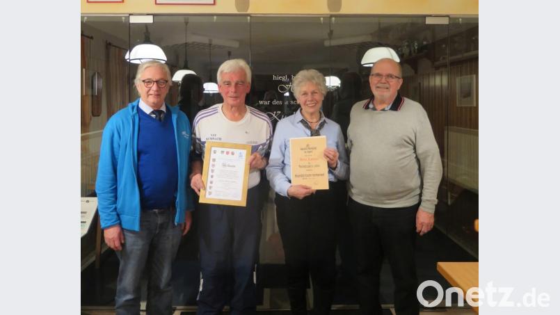 Dieter Menzel (links) und Hans-Jürgen Breuer (rechts) gratulieren Antje Lautner und Alfons Foitzik zu ihren Auszeichnungen. Bild: jzk