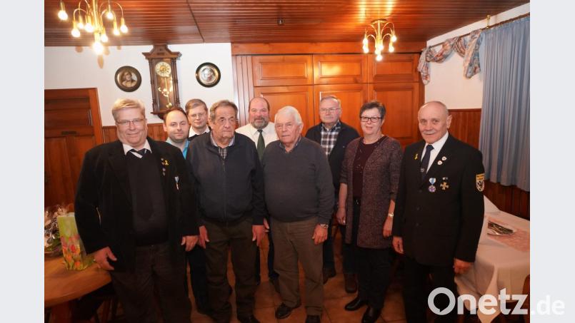 Dietmar Neuhaus (Vierter von links) feiert seinen 70. Geburtstag. Bild: fvo