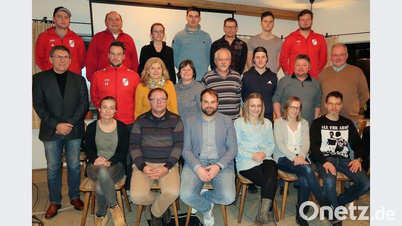 In den nächsten zwei Jahren wieder an der Spitze des Turn- und Sportvereins: Der Hauptvorstand mit (vorne von links) Hauptkassier Anja Schultes, zweitem Vorsitzenden Helmut Radimerski, erstem Vorsitzenden Johannes Härtl und Schriftführerin Anna Härtl. Die beiden Bürgermeister Gottfried Härtl (mittlere Reihe, rechts) und Oskar Schuster (links) wünschten viel Glück und sportlichen Erfolg. Bild: bsc