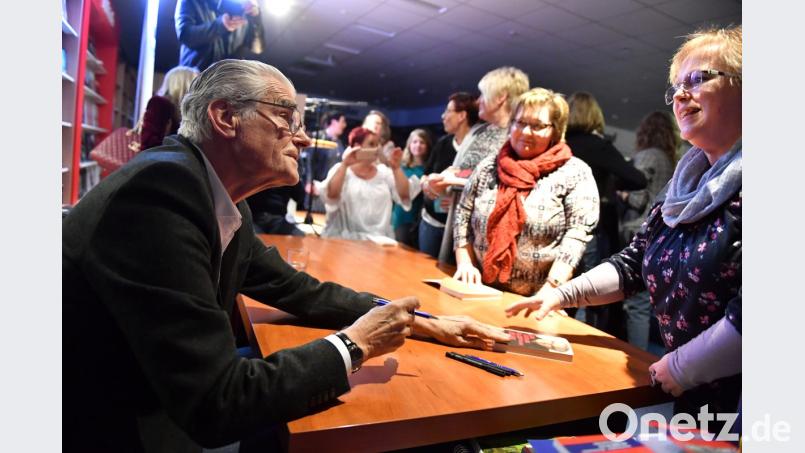Die Damen stehen Schlange, um ein persönlich signiertes Buch von Sky du Mont zu bekommen. Gut gelaunt kommt der Filmstar und Autor den Wünschen gerne nach. Bild: Florian Miedl