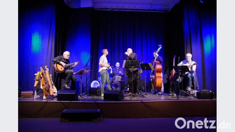 Bei der letzten Zugabe verließ Anita Kinscher das Mischpult, schnappte sich ein Mikrofon und unterstützte Straight2H auf der Bühne beim Gesang. Bild: müb