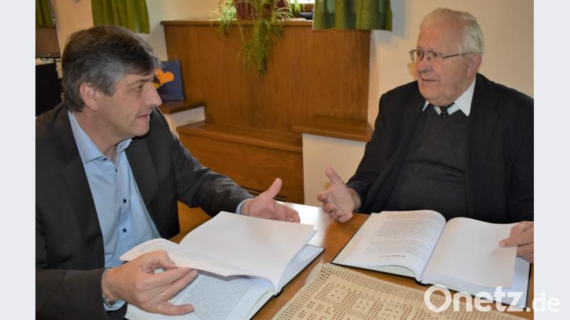 Monsignore Karl Wohlgut (rechts) stellt sein Buch Bürgermeister Edgar Knobloch vor. Darin geht es um die Kriegserlebnisse seines Vaters, Georg Wohlgut. Bild: rgr
