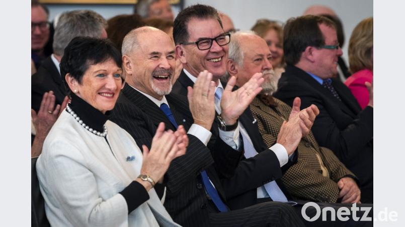 Die Empfänger der Verfassungsmedaille in Gold Inge Aures (l-r), stellvertretende Vorsitzende der SPD-Landtagsfraktion in Bayern, Jürgen Heike (CSU) und Gerd Müller (CSU), Bundesantwicklungsminister, applaudieren bei einer Rede vor den Verleihungen. Bild: Sina Schuldt/dpa
