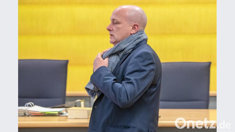 Joachim Wolbergs (SPD), der suspendierte Oberbürgermeister von Regensburg, steht im Verhandlungssaal des Landgerichts. Bild: Armin Weigel/dpa