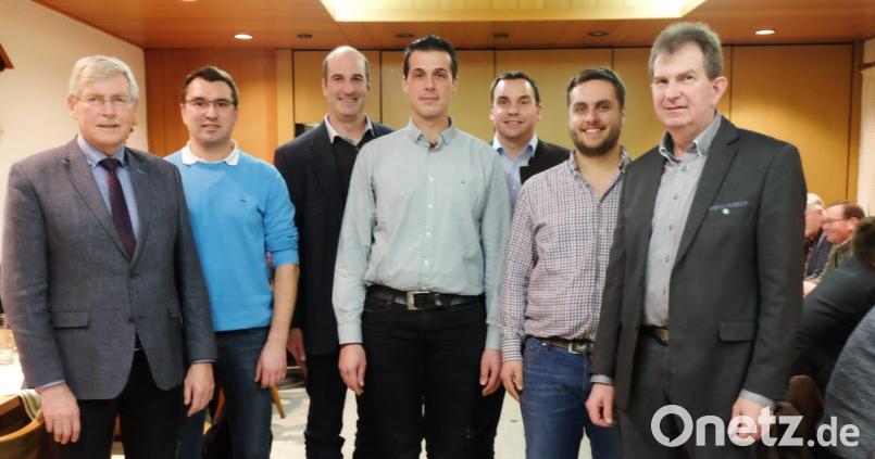 Der stellvertretende EG-Vorsitzende Florian Mauerer (Mitte), leitete die Jahreshauptversammlung. Zu Sach- und Fachthemen referierten (von links), Georg Mayer, Christian Beer, Thomas Zirngibl, Ludwig Neff und Andre Nagler. Rechts im Bild Geschäftsführer Josef Irlbacher. Bild: ohr