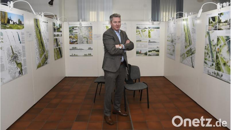 Baureferent Markus Kühne inmitten einer Auswahl der eingereichten Vorschläge. Dem Stadtrat, so sagt er, steht nun noch ein gewaltiges Stück Arbeit ins Haus. Das Plenum muss jetzt entschieden, welche der Ideen Wirklichkeit werden. Das sind nicht automatisch die Preisträger. Bild: Hartl