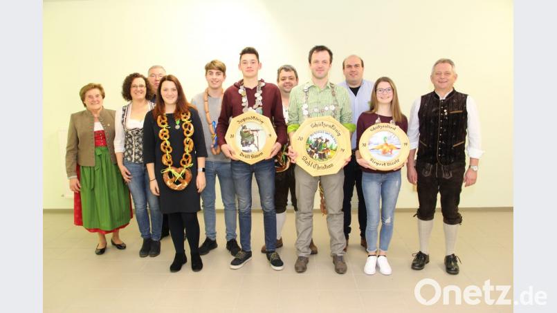 Die Schützen küren ihre neuen Würdenträger (von links): OSB-Vizepräsidentin Herta Zeiler. Michaela Prüll, Bürgermeister Josef Reindl, Sonja Prüll, Sebastian Schlosser, Simon Prüll, Florian Friedl, Schützenkönig Christian Stahl, Dominik Strähl, Liesl Nicole Siegert und Hans-Jürgen Ulrich. Bild: ffl