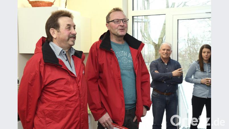 Betriebsratsvorsitzender Werner Sperber (links) und Udo Fechtner, 2. Bevollmächtigter der IG Metall-Verwaltungsstelle Amberg, informierten die Streikenden über die laufende Tarifrunde. Bild: Petra Hartl