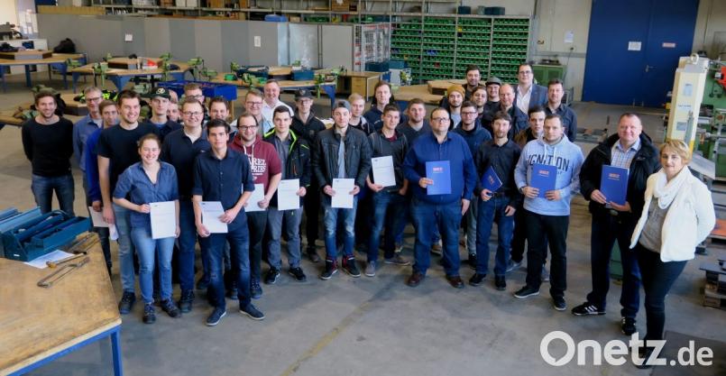 43 Lehrlinge aus 14 Betrieben erhielten im BBZ ihre Zeugnisse. Bild: Hirsch