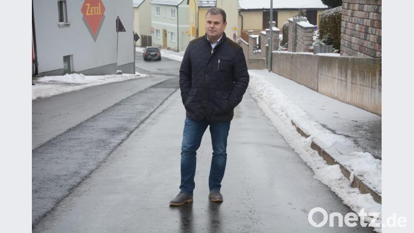 Bürgermeister Karlheinz Budnik ist froh, dass es mit der Ortsdurchfahrt in Neuhaus losgeht. Sowohl Wurzer als auch Schönfichter Straße werden gemeinsam mit dem Landkreis mit Millionenaufwand erneuert. 	Bild: Schönberger Bild: Gabi Schönberger